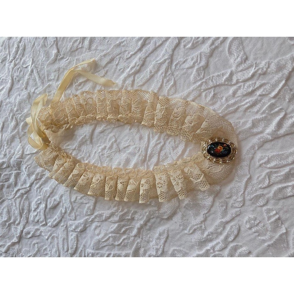 Vintage lace choker with beautiful small brooch necklace pin floral Victorian